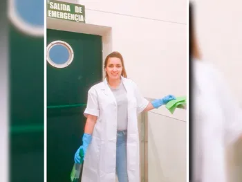 La famosa CHICA DE LA LIMPIEZA de la que todo el mundo habla – Nonax