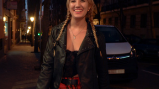 ¡No quiero tortilla si puedo tener Rabos de Caballo! Ella es Lizzie Falconnat, empezó haciéndoselo con chicas y ahora ROMPEPOLLAS