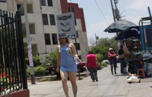 Vendedora ambulante acepta la propuesta del tío Milky y es follada por dinero