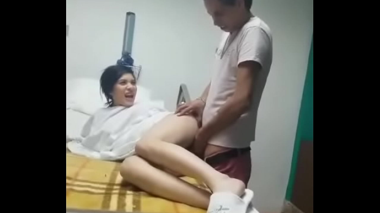 Follada rápida sobre la cama de un hospital
